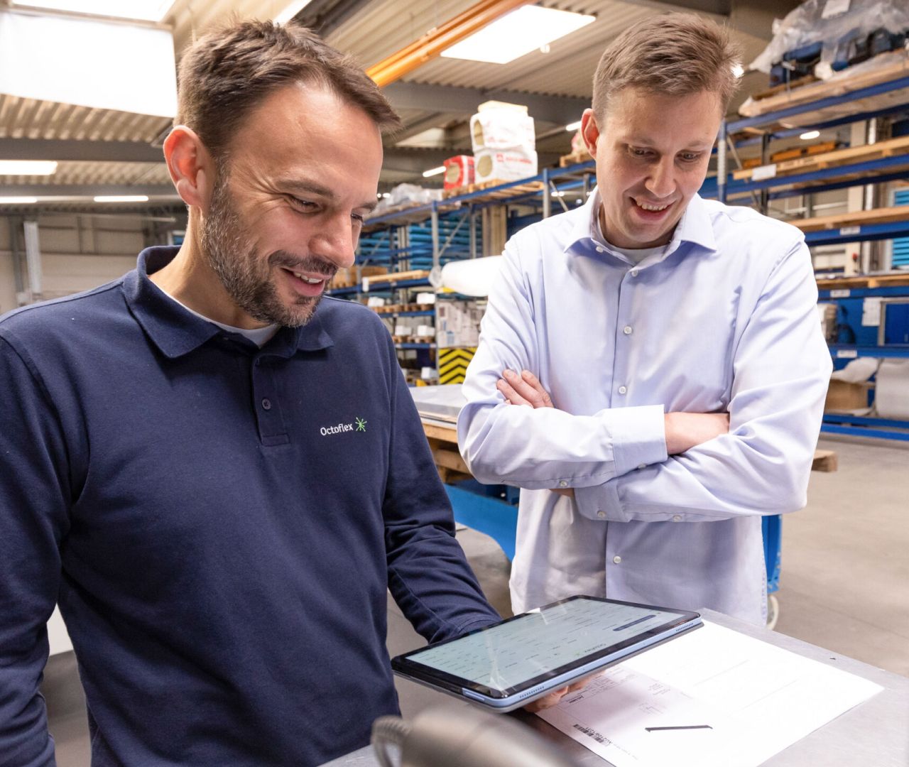 Mitarbeiter von Octoflex mit Tablet im Lager